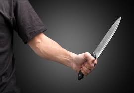 Homem é preso após ameaçar filha e ex com uma faca